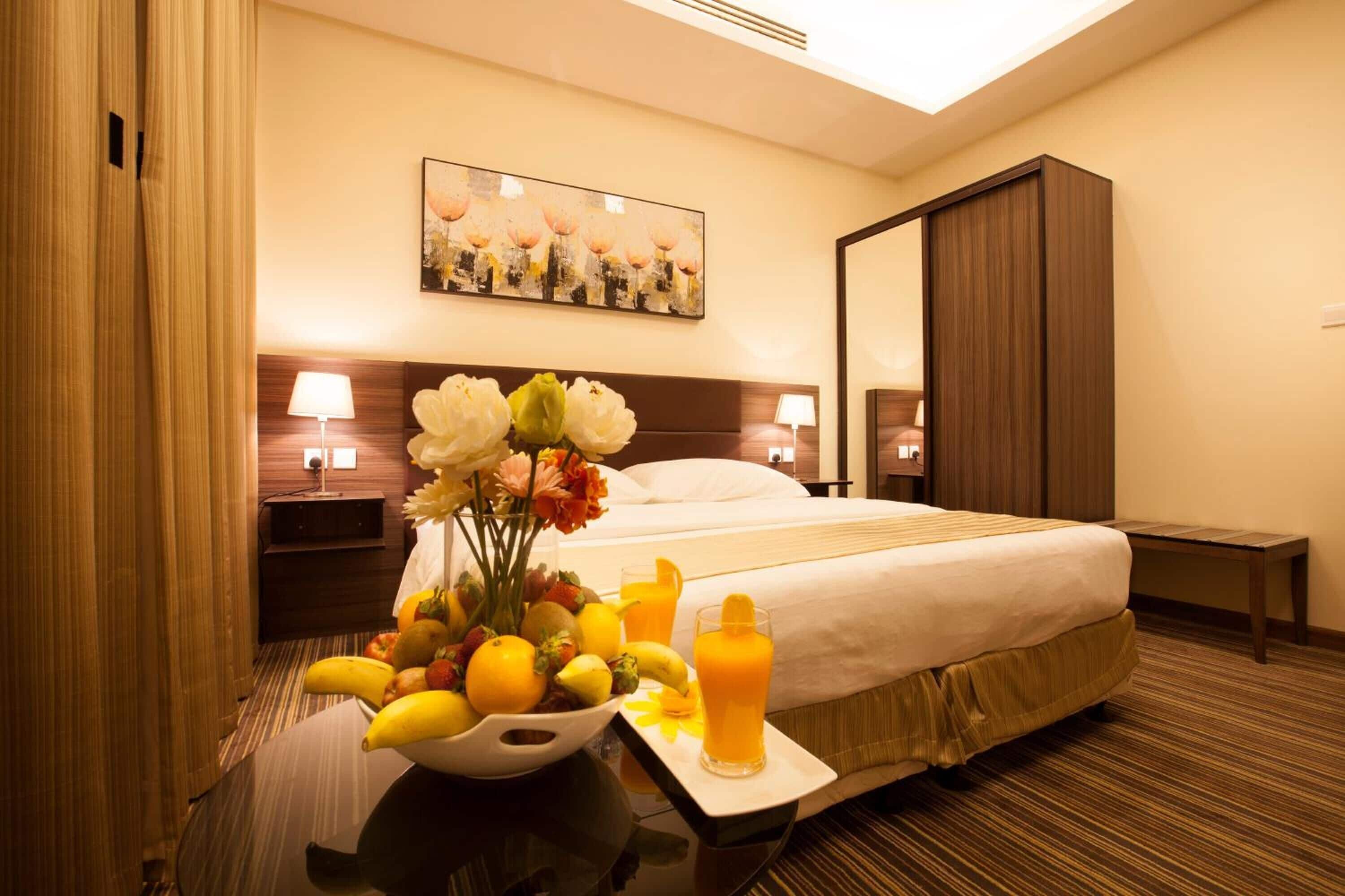 1 makuuhuone, tallelokero huoneessa, työpöytä, pimennysverhot