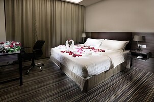 1 bedroom, in-room safe, desk, blackout curtains