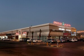 Front of property - evening/night - Grand Lily Hotel Suites (Al-Hofuf)