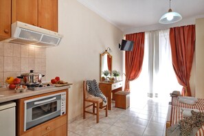 Refrigerador con congelador, cafetera y tetera y utensilios de cocina 