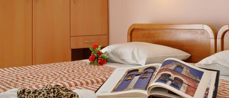 Zimmersafe, Schreibtisch, Bügeleisen/Bügelbrett