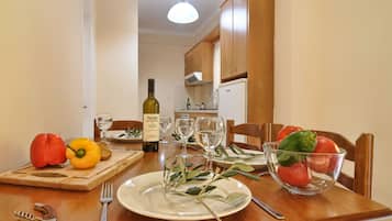 Appartement Deluxe, 2 chambres, vue mer (High Floor) | Restauration dans la chambre