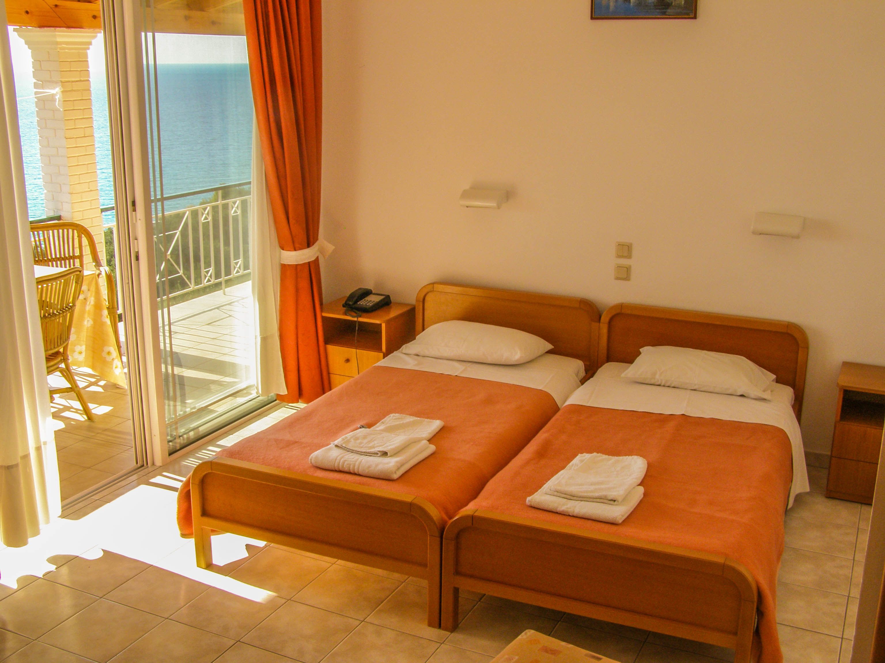 Tallelokero huoneessa, työpöytä, silitysrauta/-lauta