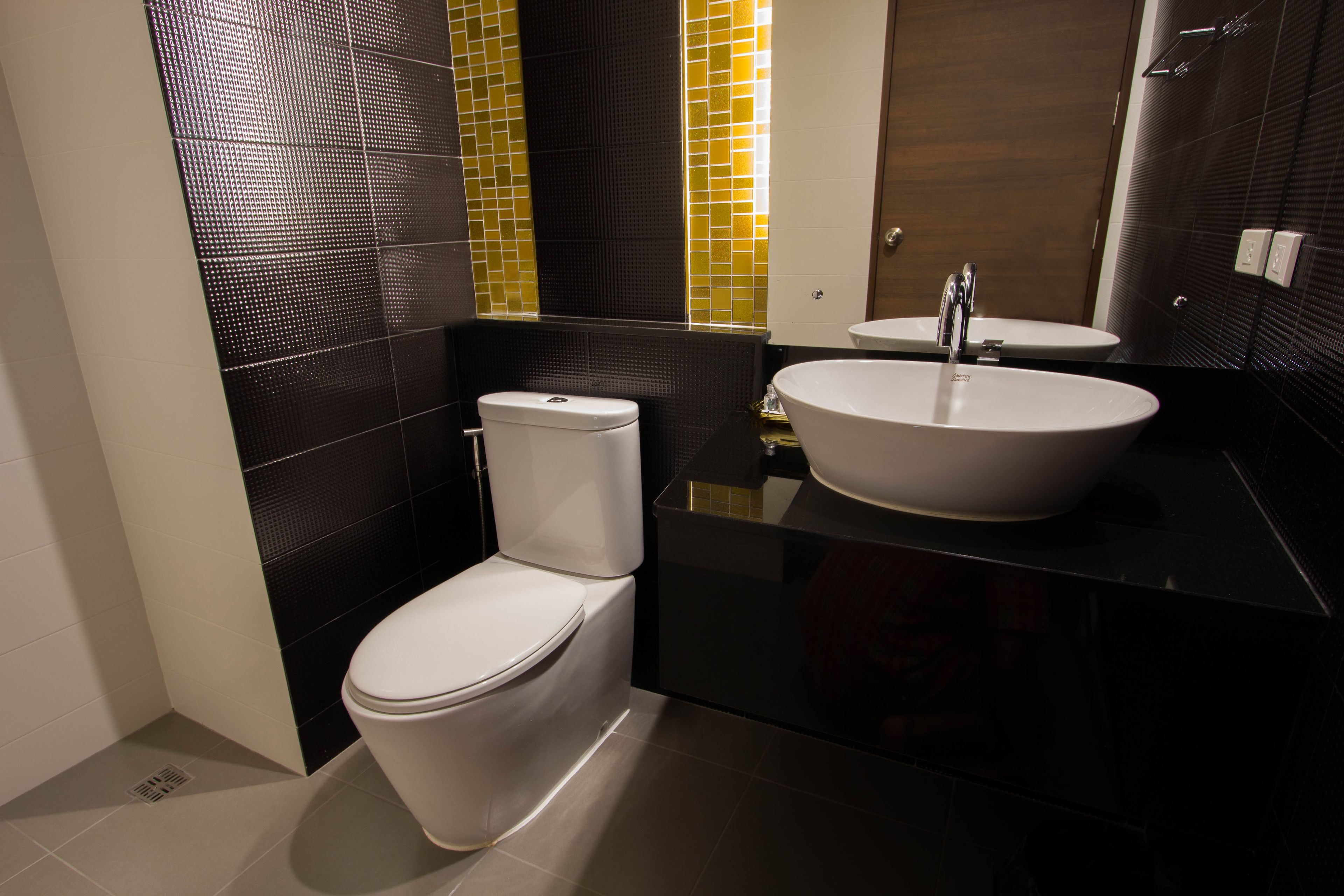 shower, free toiletries, bidet, towels