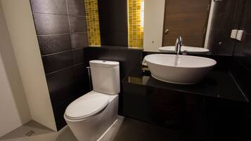 Un bagno moderno con vaso, lavandino e piastrelle.