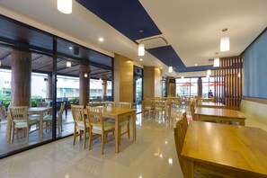 Breakfast, lunch, dinner served; Thai cuisine - Siva Royal Hotel (Phatthalung)