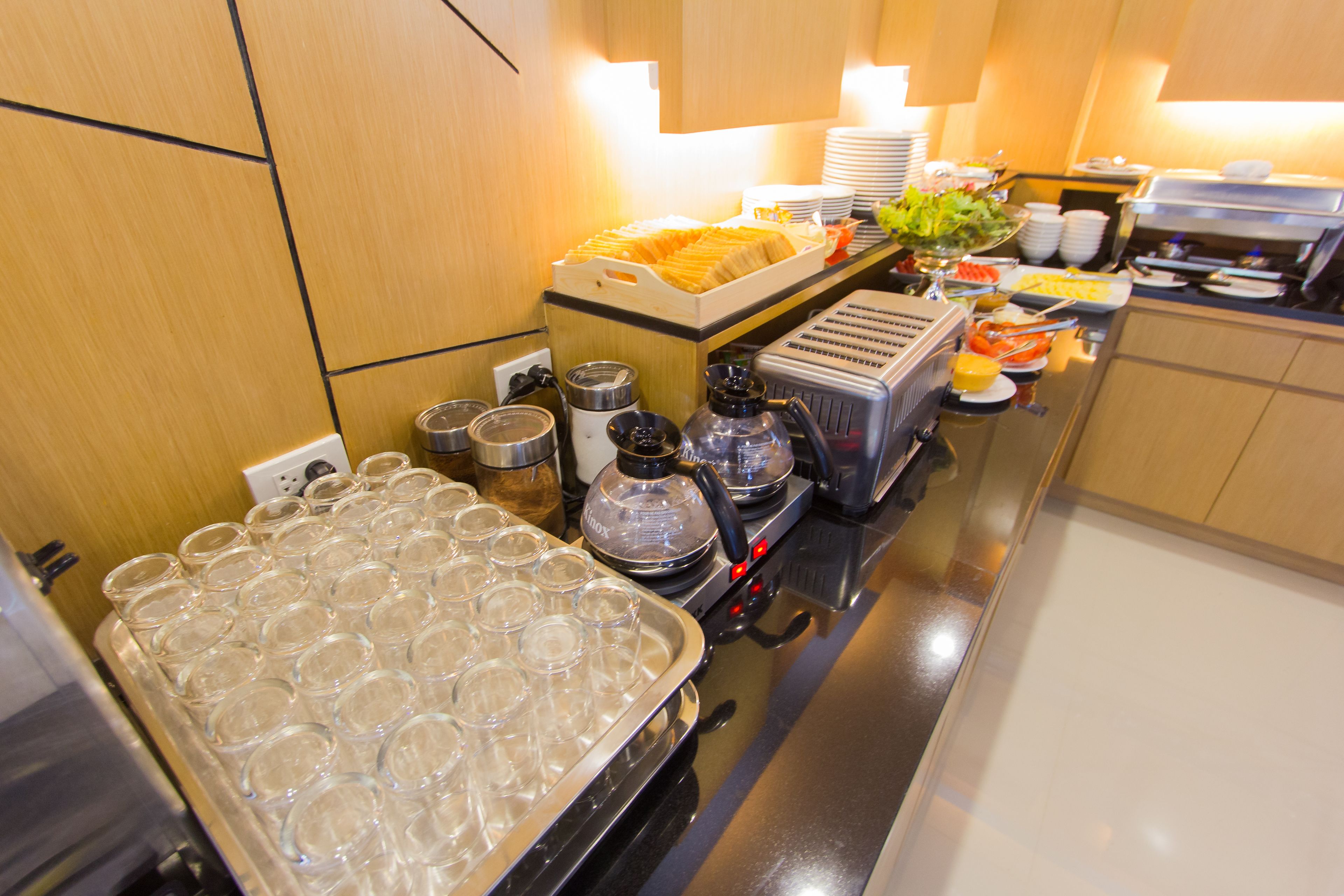 Una mesa de buffet con diversos alimentos y bebidas.