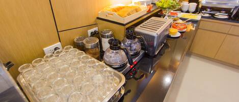 Una mesa de buffet con diversos alimentos y bebidas.