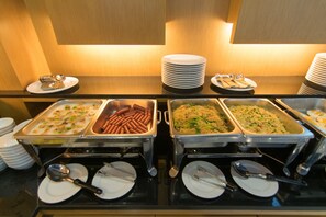 Café da manhã inglês todos os dias mediante uma taxa