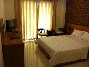 Deluxe Room, Balcony | Minibar, desk, free WiFi