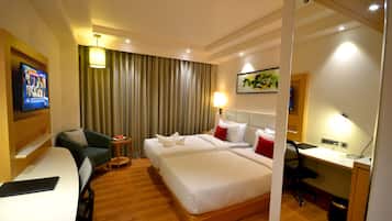 Club Room | Minibar, in-room safe, desk, soundproofing