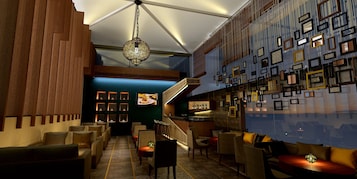 2 Bars/Lounges