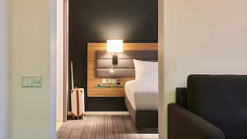 Family Room, 1 Queen Bed with Sofa bed | 1 bedroom, free cribs/infant beds, free WiFi, bed sheets