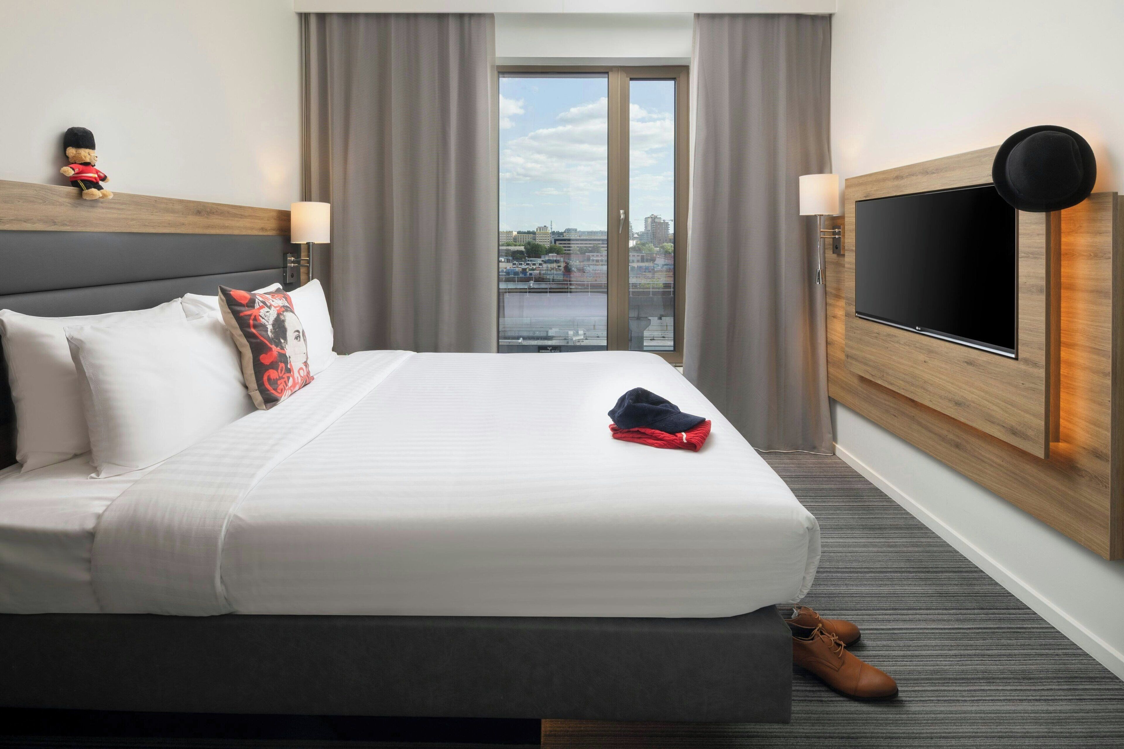 Room, 1 Queen Bed | Free cribs/infant beds, free WiFi, bed sheets