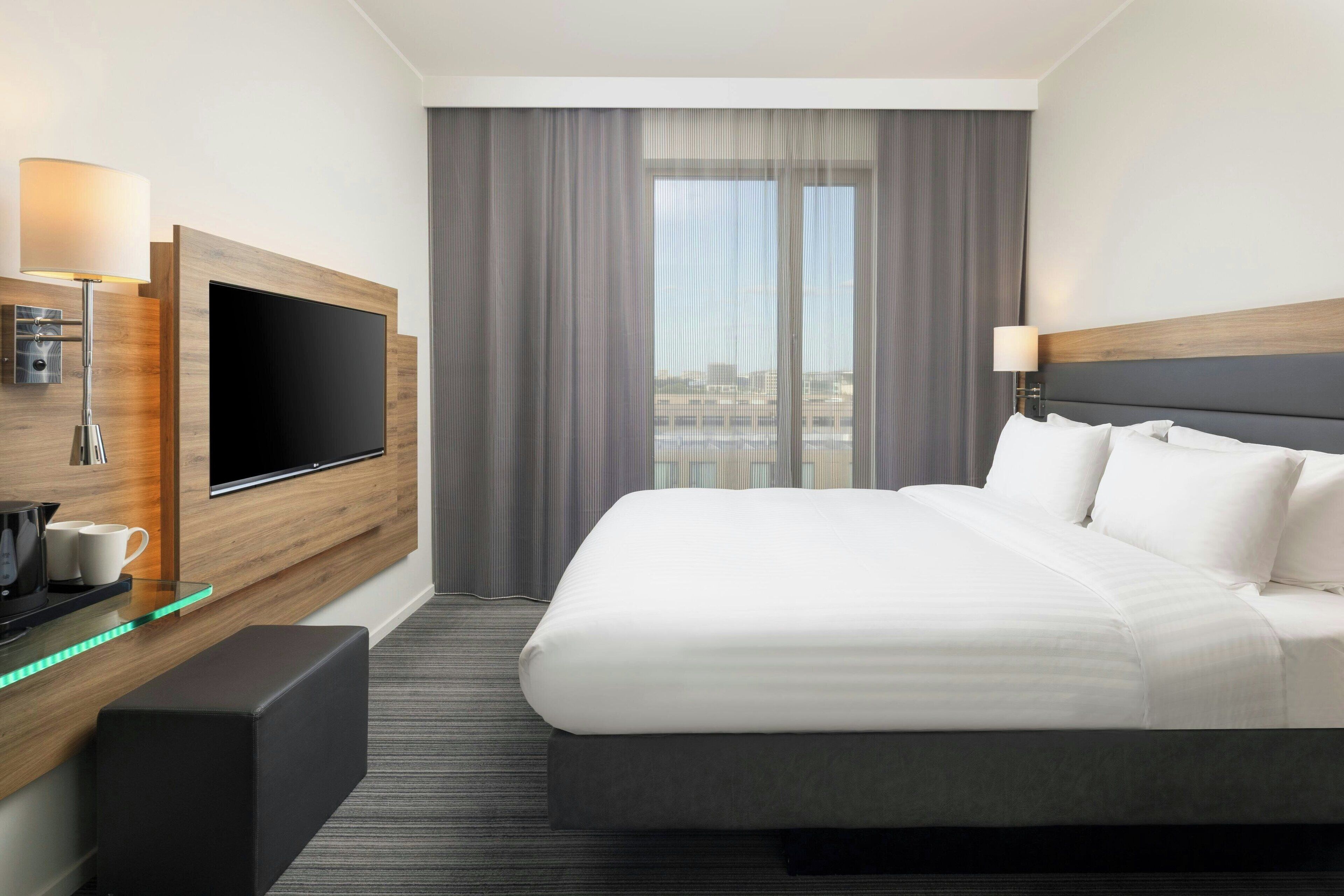 Room, 1 Queen Bed | Free cots/infant beds, free WiFi, bed sheets