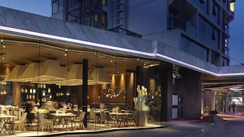 供應早餐和晚餐,地區料理