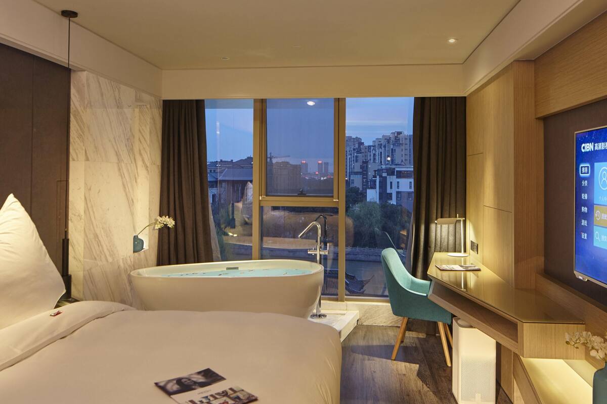 Deluxe Room, 1 King Bed | 1 bedroom, desk, cots/infant beds, free WiFi