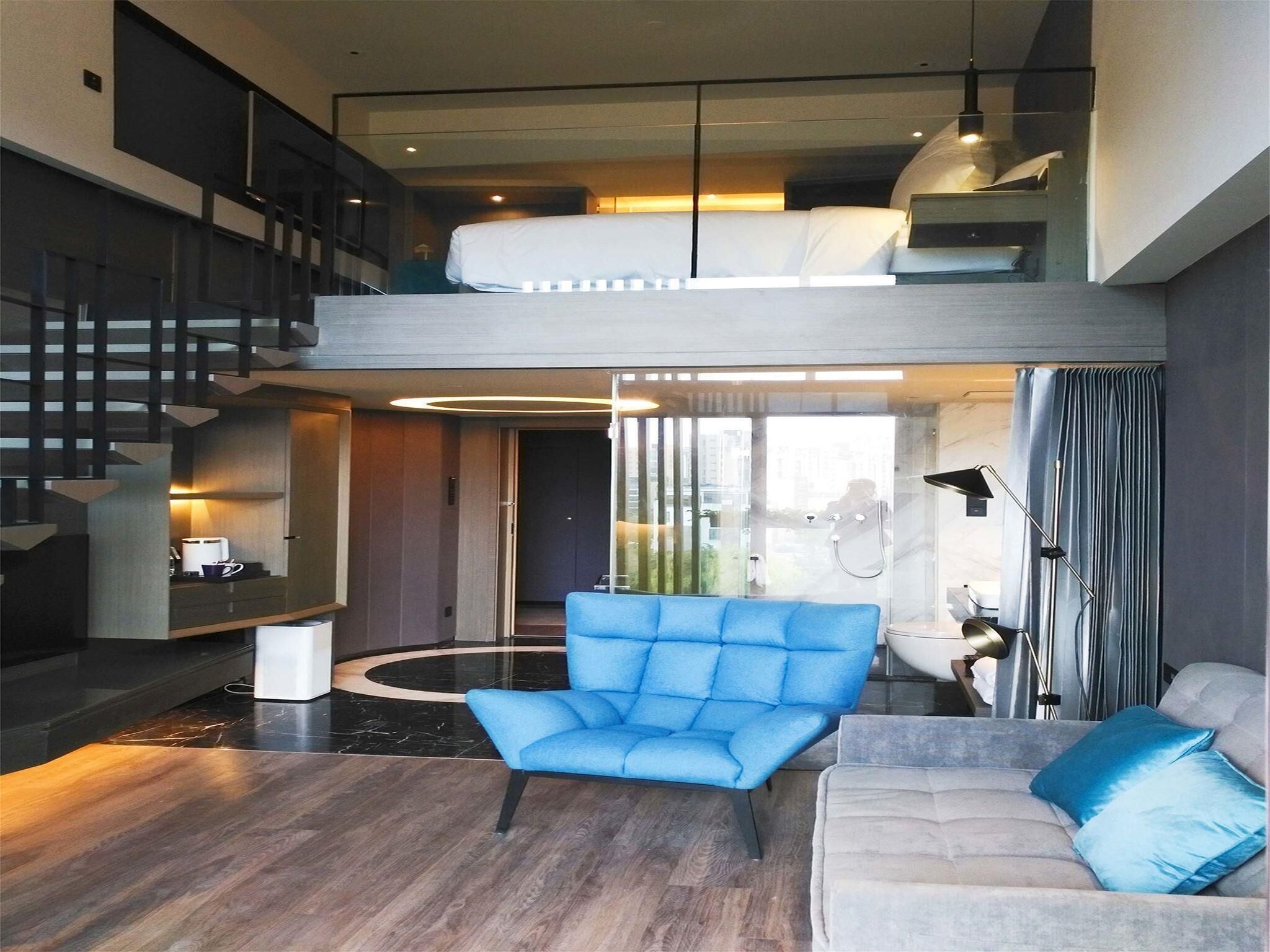 Suite ejecutiva, 1 cama de matrimonio grande | Escritorio, cunas (de pago), wifi gratis y despertador