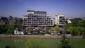 Un hôtel doté d’une architecture alliant tradition et modernité, situé près d’un plan d’eau, avec une promenade et des espaces verts.