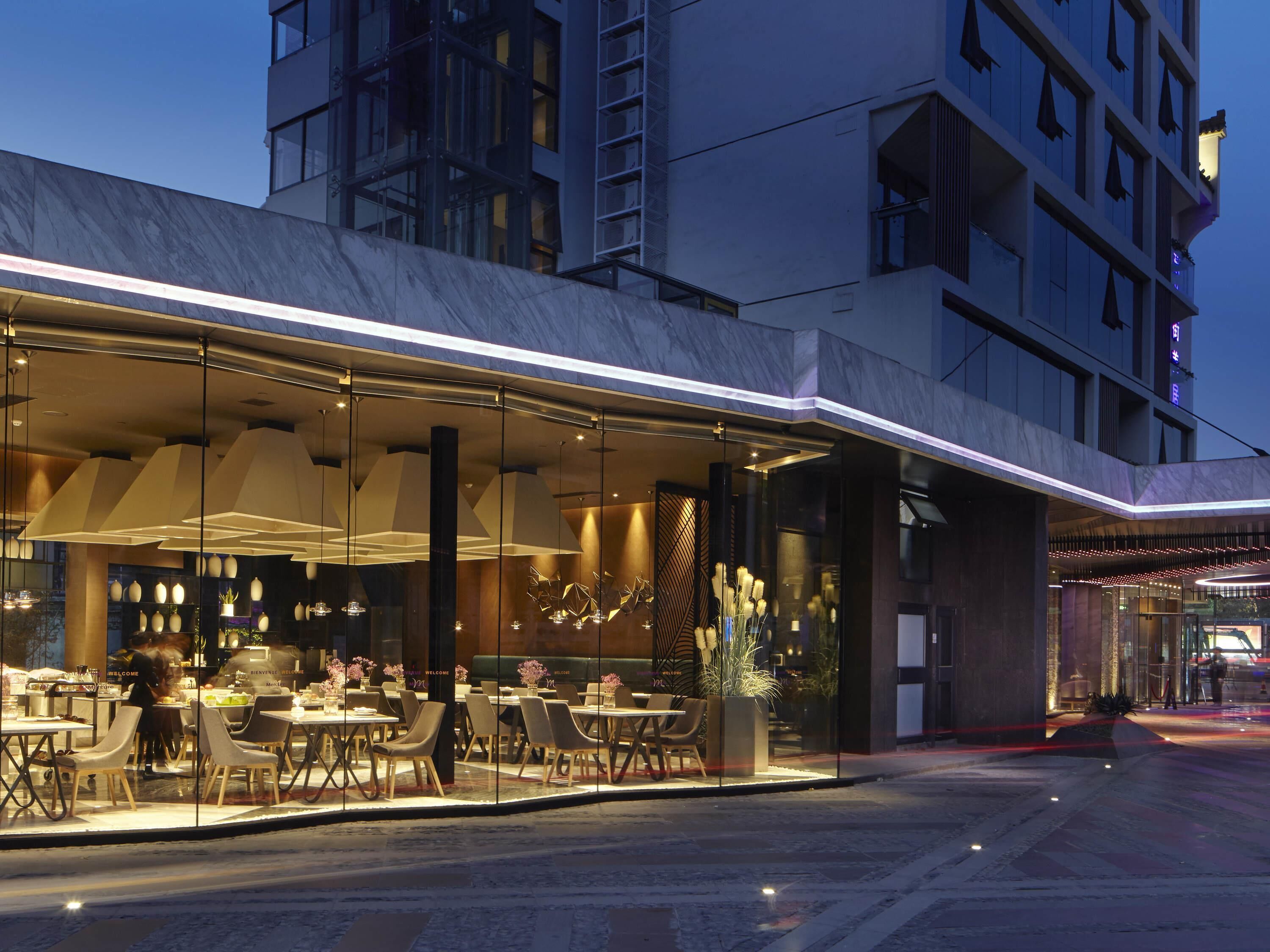 아침 식사 및 저녁 식사 제공, 지역 특선 요리