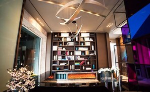 Un intérieur moderne agrémenté d’une cheminée, de bibliothèques et d’une plante décorative.
