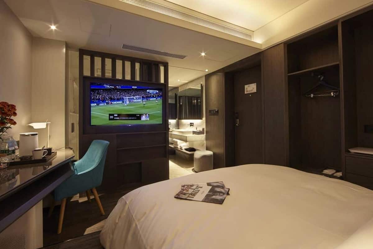 Desk, cribs/infant beds, free WiFi, alarm clocks