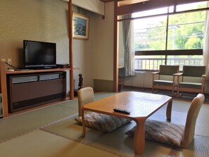 Traditionele kamer (Japanese Style, 10 Tatami Mat) | Een kluis op de kamer, een bureau, beddengoed