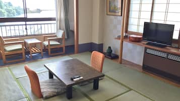 Japanese Style Room, 10 Tatami Mat, Lake View | In-room safe, desk, bed sheets