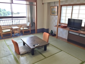 Traditional-Zimmer, Seeblick (Japanese Style, 10 Tatami Mat) | Zimmersafe, Schreibtisch, Bettwäsche