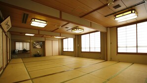 Una habitación con tatamis, puertas correderas, tatamis y decoración tradicional japonesa.