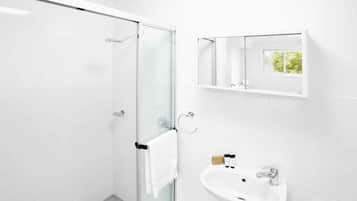 Regadera, amenidades de baño gratuitas, toallas