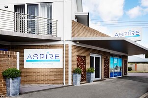 Un edificio con un letrero que dice "Aspire Mayfield / Newcastle".