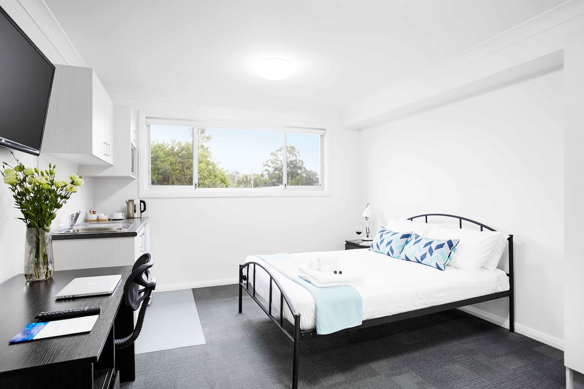 Habitación doble, 1 cama matrimonial | Escritorio, tabla de planchar con plancha, wifi gratis y ropa de cama