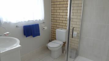 Ducha, artículos de tocador gratuitos, secador de pelo, toallas