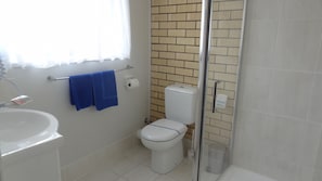 Douche, articles de toilette gratuits, sĂšche-cheveux