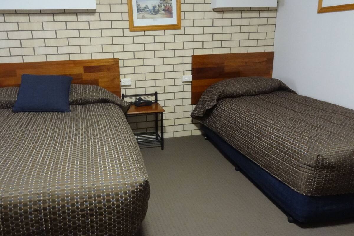 Kamar Double atau Twin Deluks | Seprai premium, meja kerja, kedap suara, dan setrika/meja setrika