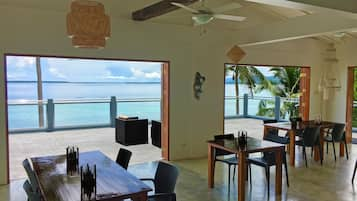 Breakfast, lunch served; local and international cuisine, ocean views 