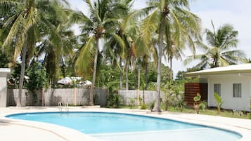 屋外プール、プール パラソル、サンラウンジャー