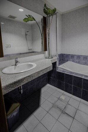 Suite estudio familiar | Baño | Regadera, regadera tipo lluvia, amenidades de baño gratuitas, pantuflas