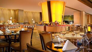 Buffet breakfast on weekdays (CNY 60 per person)