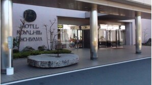 A hotel entrance with a sign reading "HOTEL ROYALHIL FUKCHIVAMA".