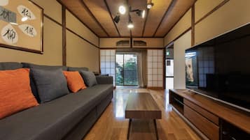一棟貸し (Aki House) | リビング エリア | 55 インチの薄型テレビ (デジタル放送視聴可)、テレビ