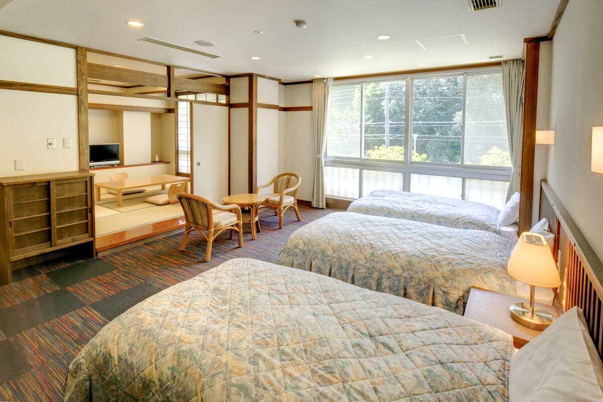 客房 (Japanese Western Style with 4 Futons) | 房內夾萬