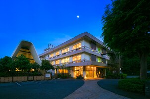 Fachada de la propiedad por la tarde o noche