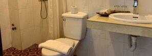 Suihku, sadesuihkupää, ilmaiset hygieniatuotteet, hiustenkuivaaja