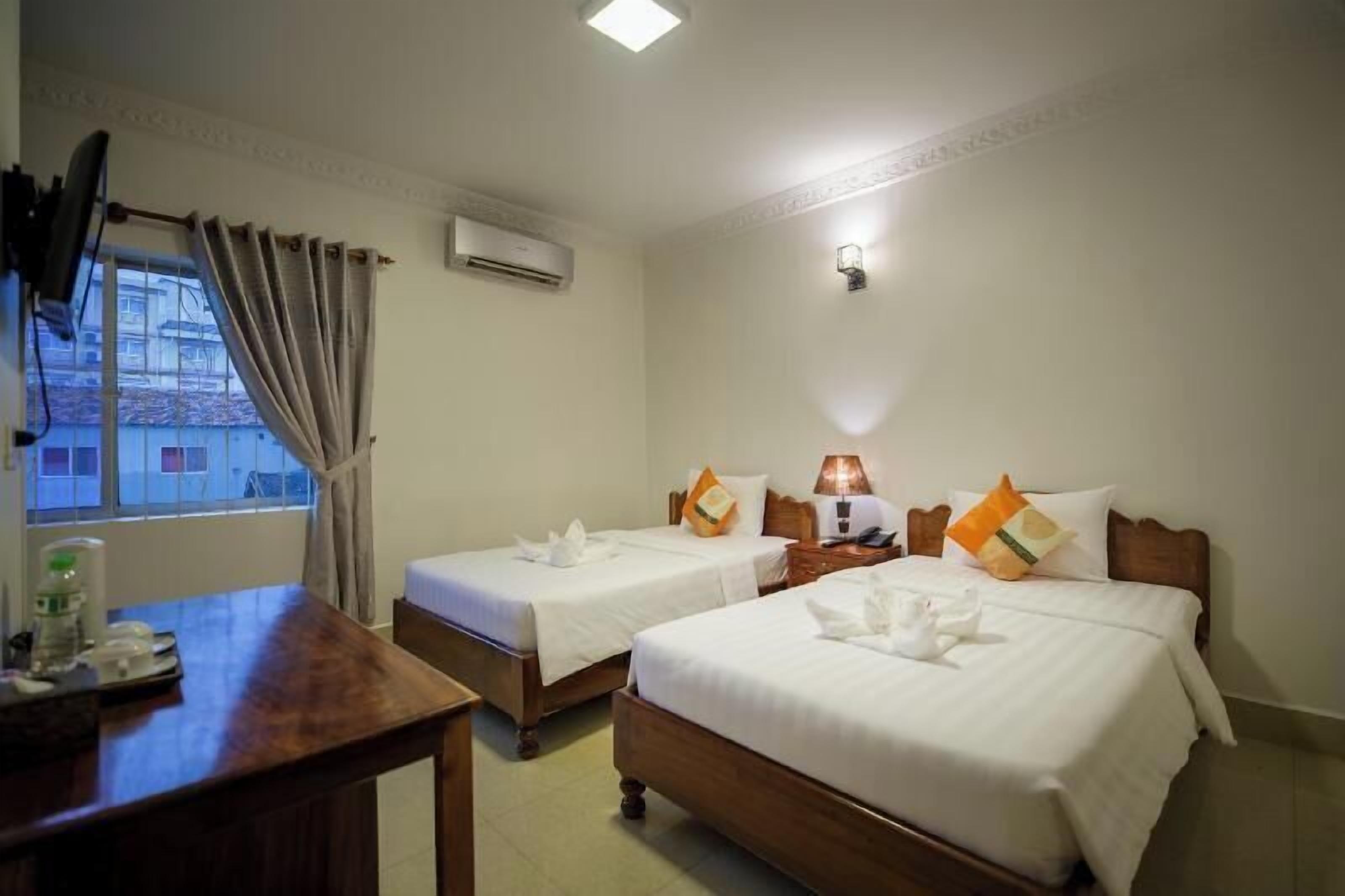 Minibar, in-room safe, desk, iron/ironing board