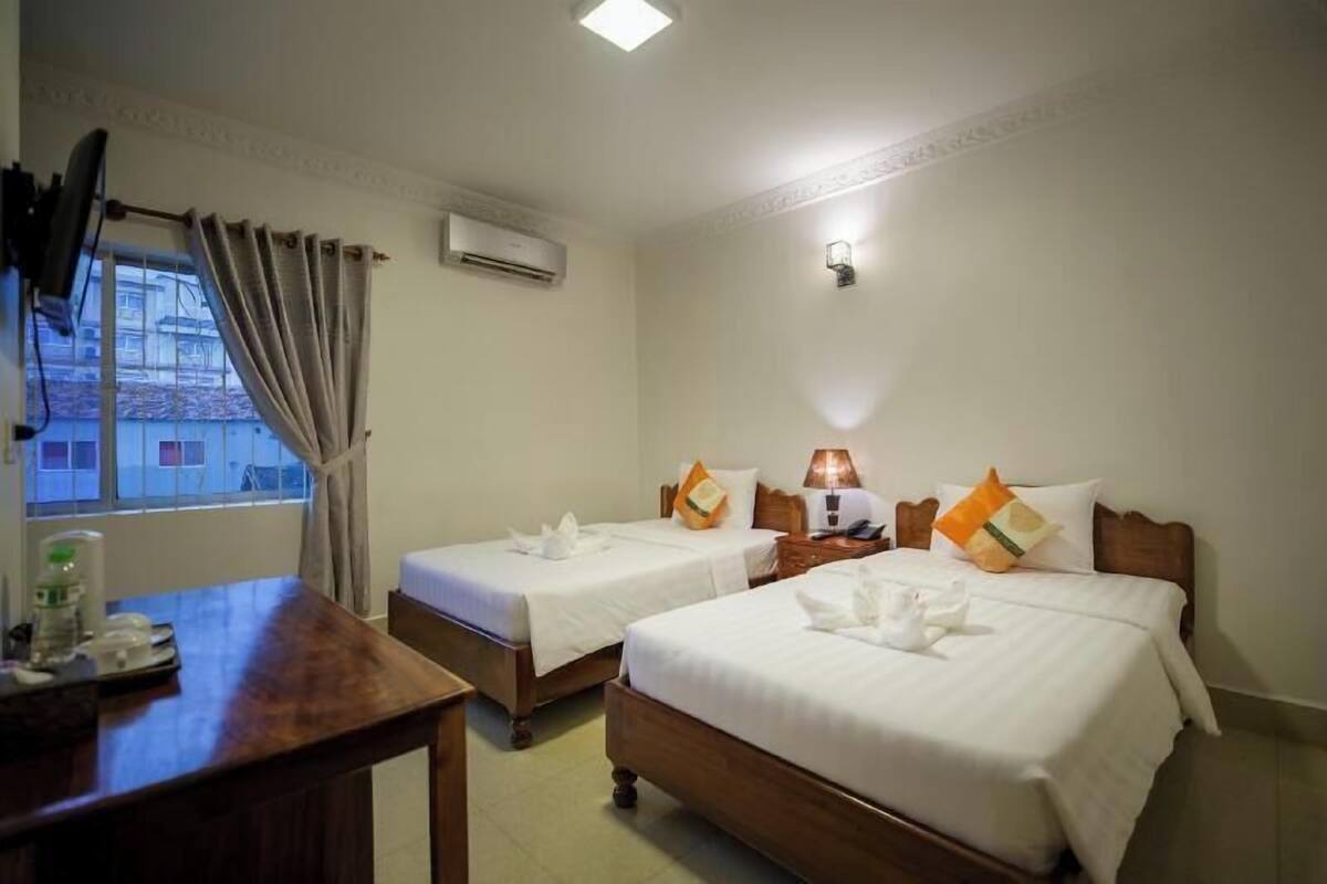 Minibar, in-room safe, desk, iron/ironing board