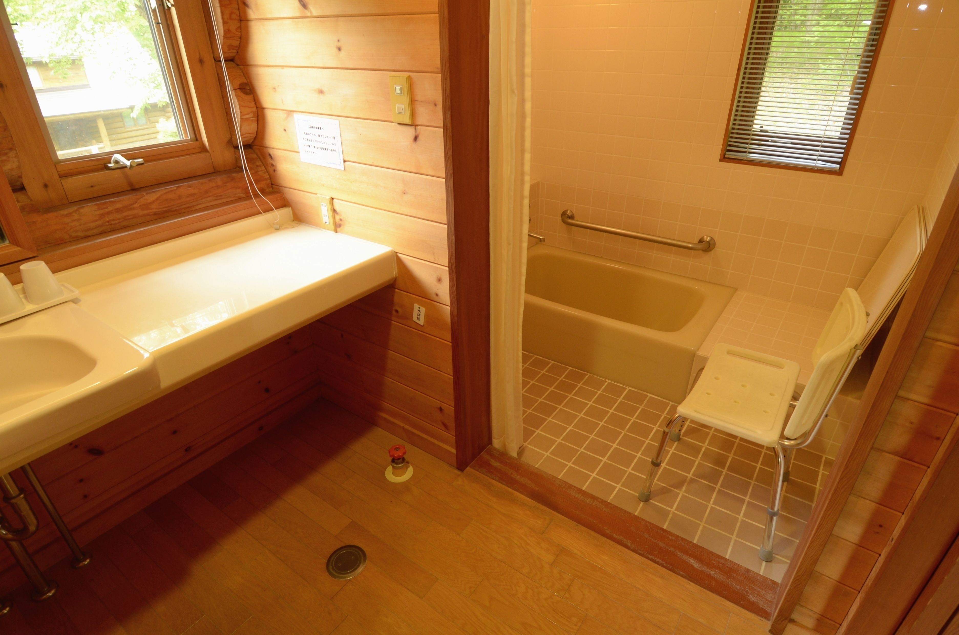 Bungalow, 5 Bedrooms, Accessible, Smoking | Bathroom | Hair dryer, slippers, bidet, towels