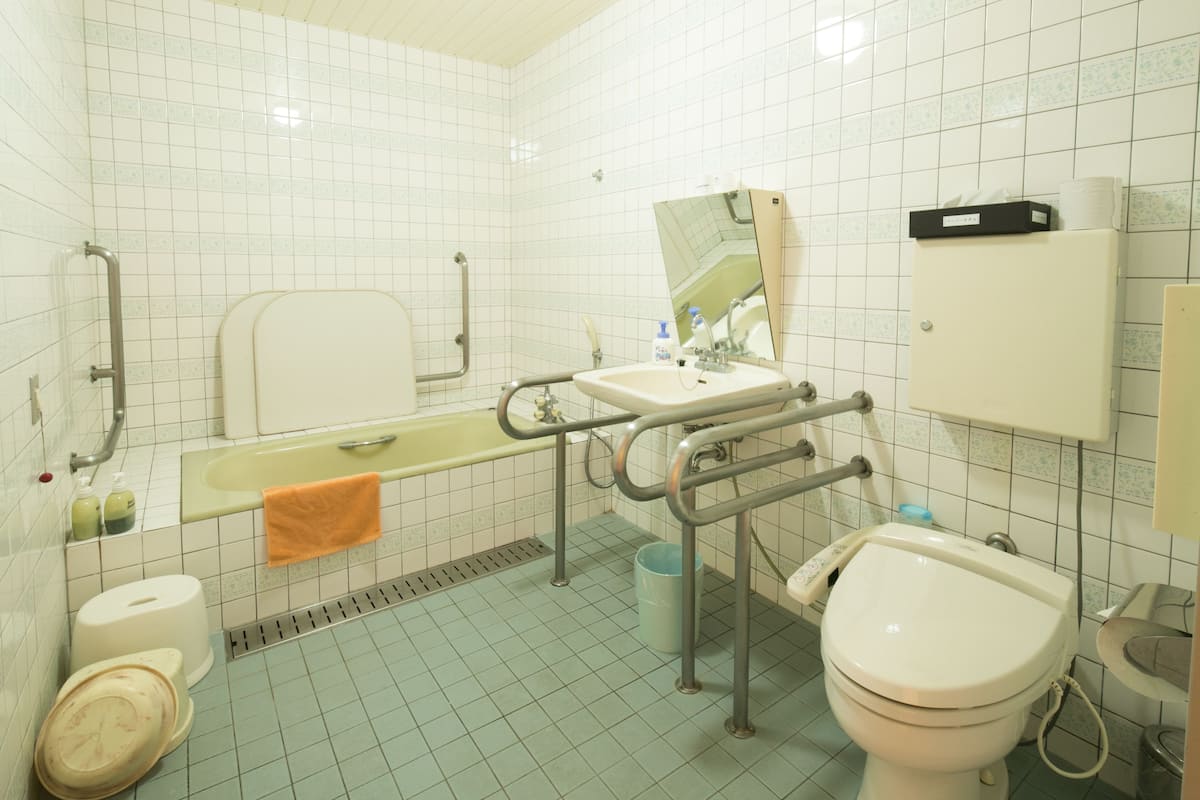 Værelse med 2 enkeltsenge | Badeværelse | Gratis toiletartikler, hårtørrer, hjemmesko
