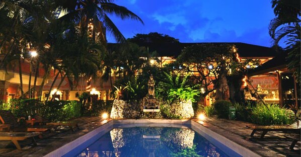 2 outdoor pools